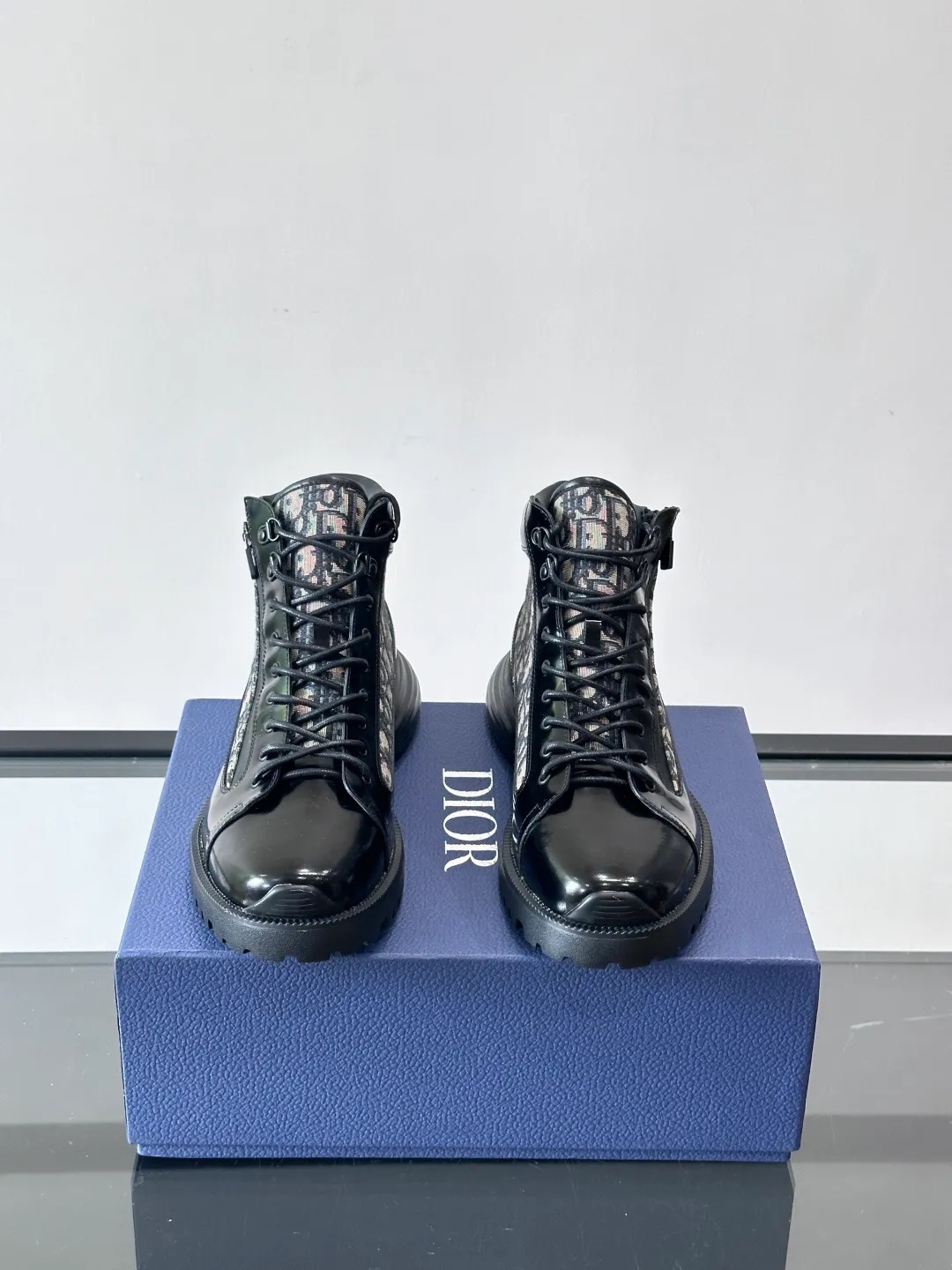 p600 "Dio＊" Combat Oblique high-top sneakers, black glossy leather + Oblique presbyopic canvas splicing, low-key luxury and super recognizable. The EVA sole is lightweight and cushioned, making it comfortable for daily wear or long walks. The high-top design is perfect for support, and the tongue and sole have the "DIOR" logo. You must pay attention to details! Whether it is casual or urban style, it can be easily controlled. It is a high-end luxury item that combines fashion and function. It is a popular choice for men's shoes size: 39-44 (38.45 customized)